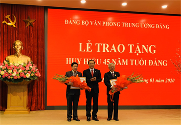 Trao tặng Huy hiệu 45 năm tuổi Đảng cho hai đồng chí Phó Chủ tịch Hội đồng Lý luận Trung ương