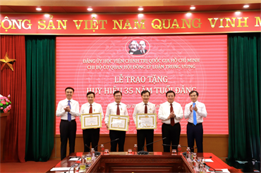 Chi bộ Cơ quan Hội đồng Lý luận Trung ương tổ chức Lễ trao tặng Huy hiệu 35 năm tuổi Đảng