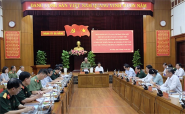Đoàn khảo sát của BCĐ tổng kết một số vấn đề lý luận và thực tiễn về công cuộc đổi mới theo định hướng XHCN trong 40 năm qua ở Việt Nam làm việc tại Đà Nẵng