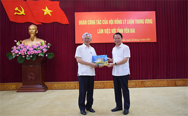 Đoàn công tác Hội đồng Lý luận Trung ương làm việc với lãnh đạo tỉnh Yên Bái