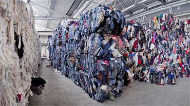 Bảo vệ môi trường: EU cấm tiêu hủy quần áo tồn kho
