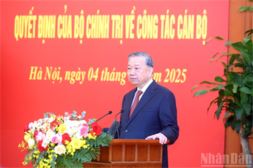 Tổng Bí thư Tô Lâm trao các quyết định của Bộ Chính trị về công tác cán bộ