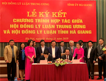 Ký kết chương trình hợp tác giữa Hội đồng Lý luận Trung ương và Hội đồng Lý luận tỉnh Hà Giang  