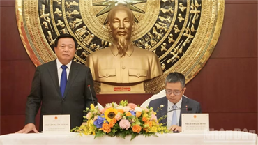 Đồng chí Nguyễn Xuân Thắng, Chủ tịch Hội đồng Lý luận Việt Nam thăm và làm việc với Đại sứ quán Việt Nam tại Trung Quốc
