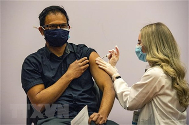 Dịch COVID-19: Những nguy cơ từ việc một số nước tiêm vaccine tăng cường