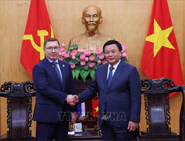 Tăng cường hợp tác đào tạo cán bộ và trao đổi lý luận giữa Việt Nam - Nga