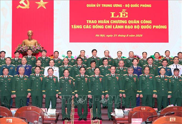 Trao huân chương tặng Đại tướng Phan Văn Giang và các đồng chí lãnh đạo Bộ Quốc phòng