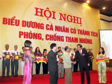Phê phán quan điểm cho rằng: " Việt Nam khó có thể đấu tranh chống tham nhũng có kết quả"